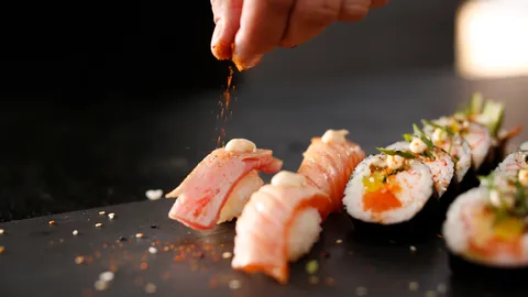 เจาะกระแส “ซูชิ” หนึ่งในเมนูที่คนแห่รีวิวสนั่นในโลกออนไลน์ ร้านไหนดัง เมนูไหนฮิต และตอบโจทย์คนไทย 