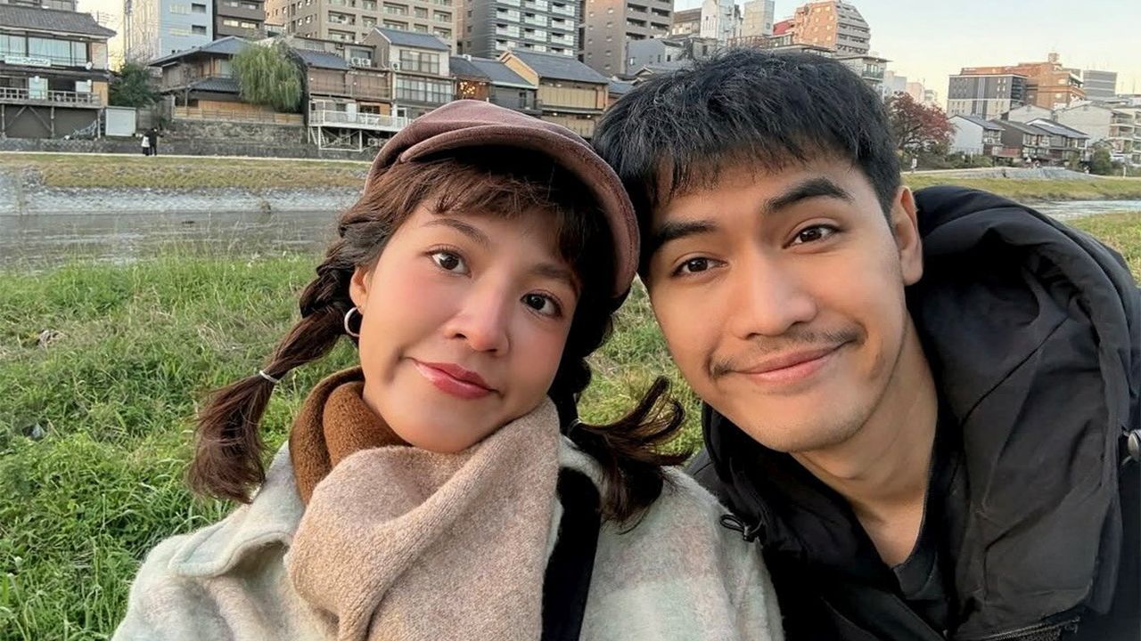 โลก​เป็น​สี​ชมพู โจ​อี้–ภูวศิษฐ์ อวย​พร​วัน​เกิด เจน แฟน​สาว เต็ม​ไปด้วย​คำ​บอก​รัก “รัก​เธอ​หัว​ทิ่มบ่​อไป​เลย” ...โอ๊ย อาการ “คลั่งรัก” เกิ๊นนนน.
