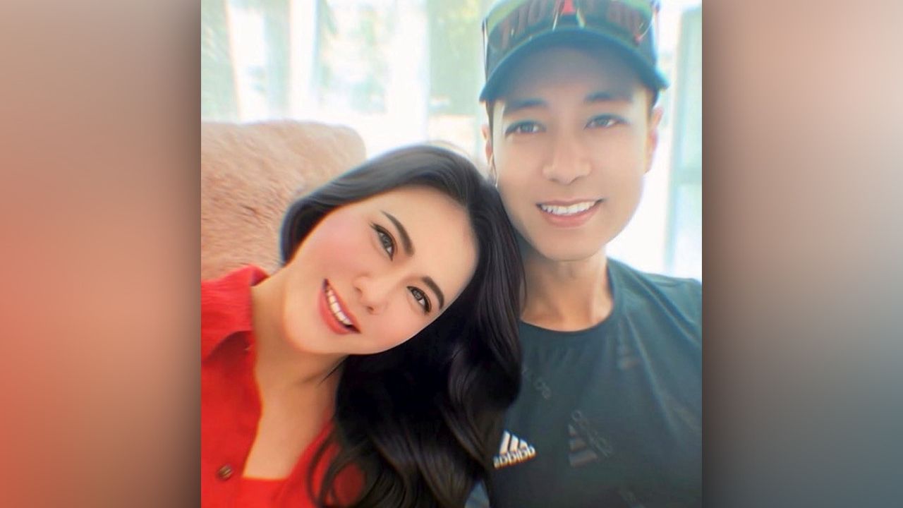 นานๆที คู่รักรุ่นใหญ่ น้ำผึ้ง-ณัฐริกา โพสต์รูปคู่ เป้-ฐิติ คบกันกว่า 20 ปี ก็ยังหวานอยู่ หวานต่อ แถมยังติดแฮชแท็ก #รักที่สุด...เจอแบบนี้ “คนโสด” ทนดูหน่อยแล้วกัน คิๆ.