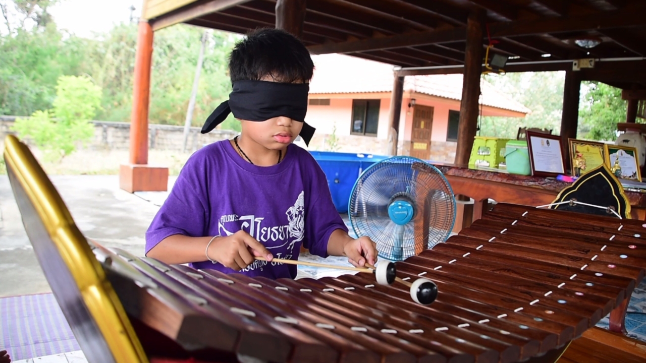 "น้องไท้เล้ง" เด็ก ป.5 รักดนตรีไทย โชว์ปิดตาตีระนาดเอก เป๊ะทุกโน้ต