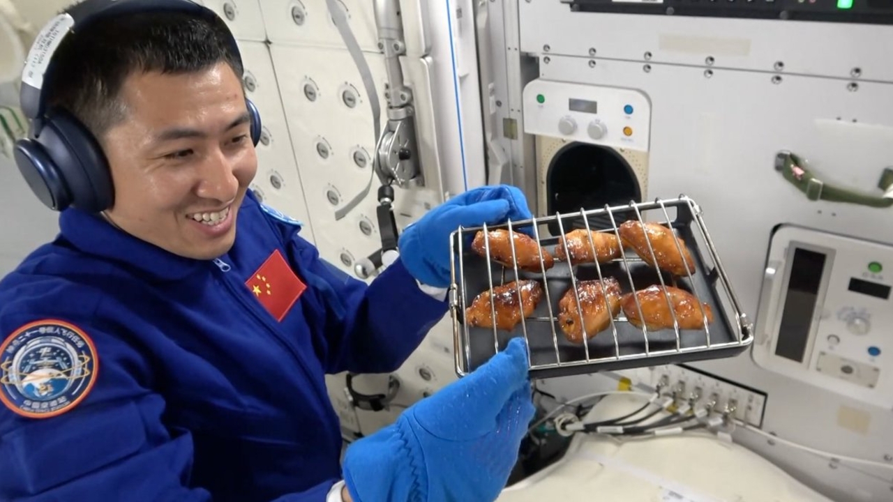 นักบินอวกาศจีน อบ "ปีกไก่–สเต๊ก" กินบนสถานีอวกาศจีน